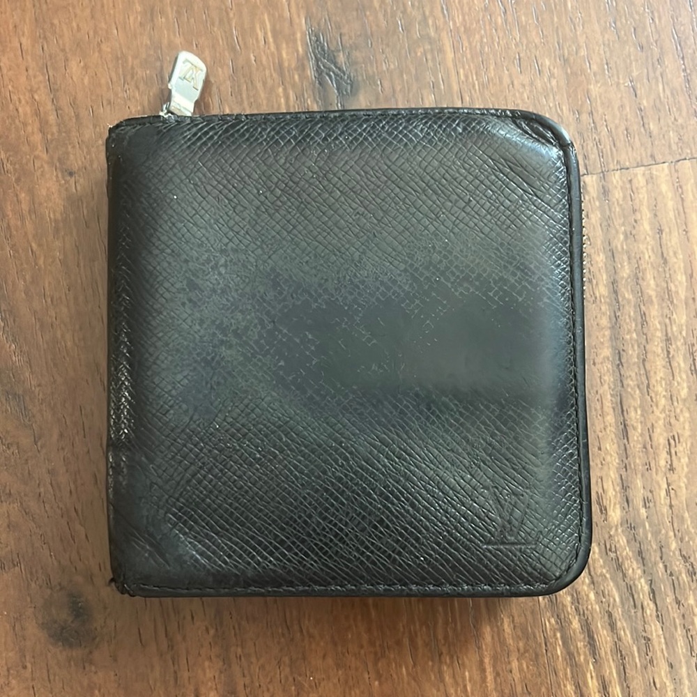 LV wallet zippy (Black)